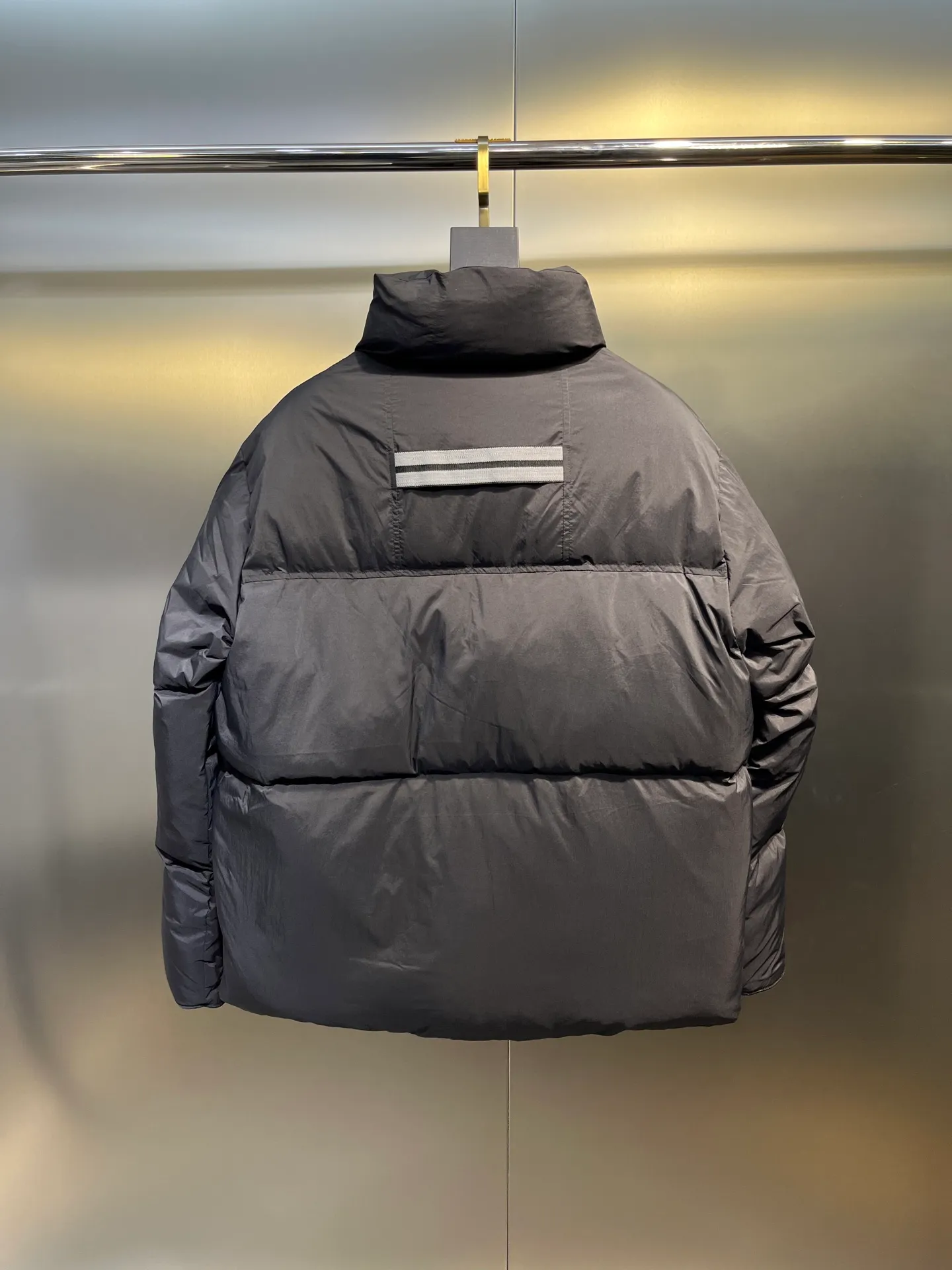 P800 Canada gooes】Large Goose Sleeve Stand Collar Down Jacket The Lawrence Down Jacket provides essential protection for everyday adventures. Delicately soft fabric, this is a water-repellent fabric that is soft to the touch yet durable. Filled with extremely fluffy white duck down. This piece has a quilted body and structured down. Padded collar and reflective double-stripe grip tape. Extended hem and tucked-in inner rib-knit cuffs.  Size: XS-2XL